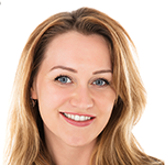 chica rubia posando con una timida sonrisa