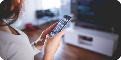 Chica comprobando su telefono movil